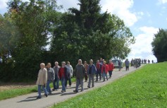 Senioren auf dem Weg zu Burkhardt's Biotop